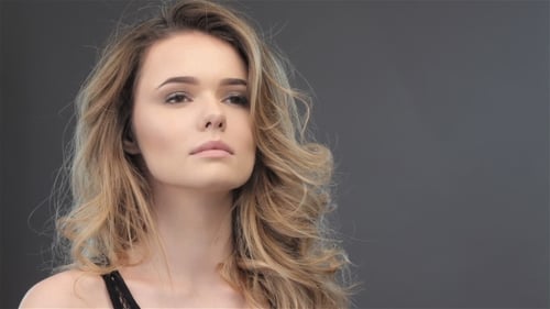 Fille regarde fièrement avec impatience