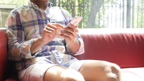 Chatten Sie auf dem Smartphone, während Sie auf