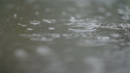 Starker Regen auf dem Wasser