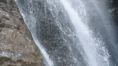 Reiner Süßwasser-Wasserfall im Wald In Den Bergen