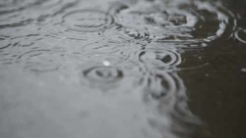 Starker Regen auf dem Wasser.