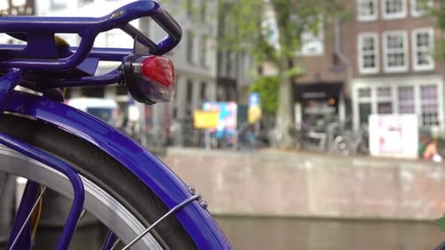 Bicicletas e tráfego matinal na orla de Amsterdã em Defocus
