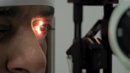 Der Augenarzt untersucht das Auge des Patienten aus der Nahaufnahme