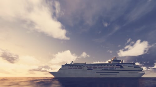 Kreuzfahrtschiff auf dem Meer