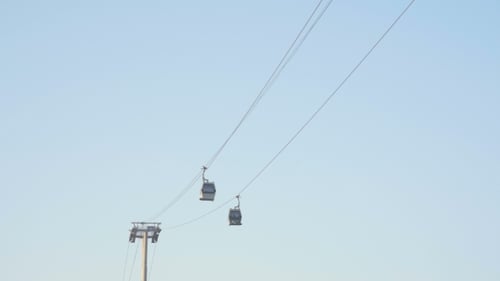 Die öffentlichen Verkehrsmittel der Seilbahn. Seilbahnen auf blauem Himmelshintergrund.