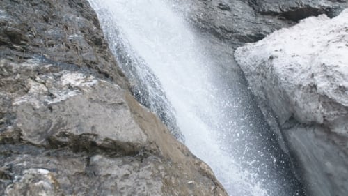 Reiner Süßwasser-Wasserfall im Wald In Den Bergen