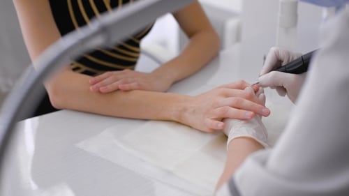 Master Uses An Electric Machine To Remove The Nail Polish