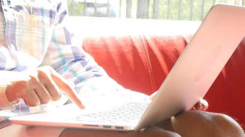 Arbeiten an einem Projekt auf dem Laptop