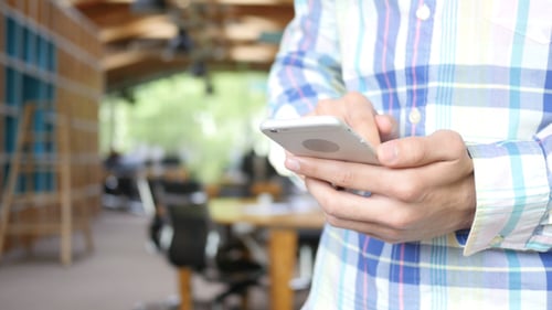 Nachricht auf dem Smartphone am Arbeitsplatz eingeben
