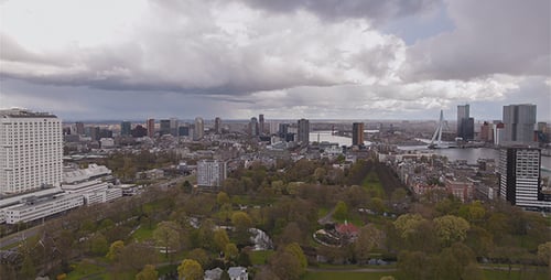 Pluie au-dessus de l'horizon moderne