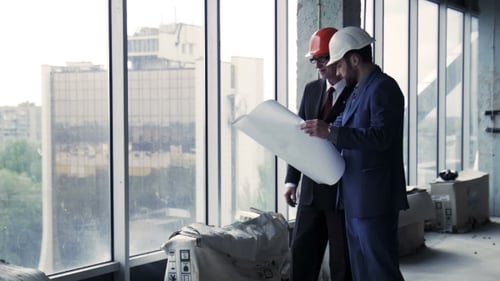Architekten sprechen in der Nähe von Fenster