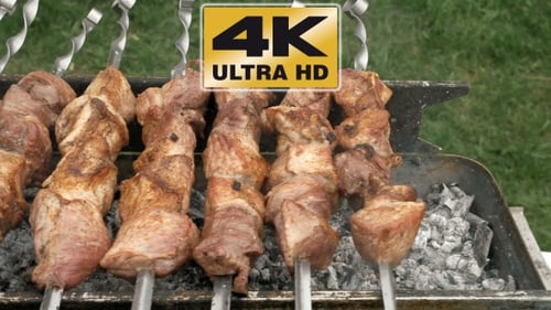 Brochetas de barbacoa con carne cocinada en brasero