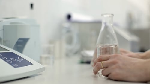 Un technicien vérifie la qualité de l'eau