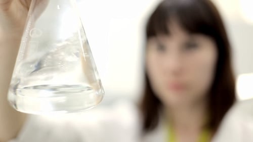 Un technicien vérifie la qualité de l'eau