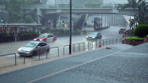 Regenguss auf den Straßen von Hongkong und Verkehr