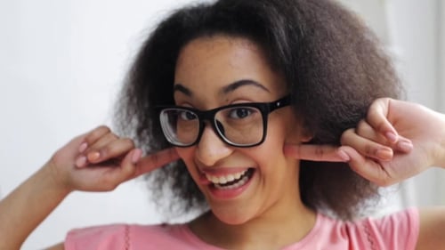 Glückliche Afrikanerin, die Spaß hat und Gesichter macht 5