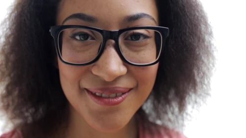 Visage de jeune femme afro-américaine souriante heureuse 1