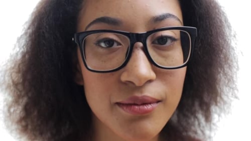Visage souriant heureux de jeune femme afro-américaine 2
