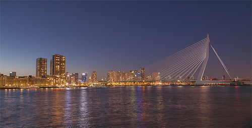 Brücke und Skyline bei Nacht
