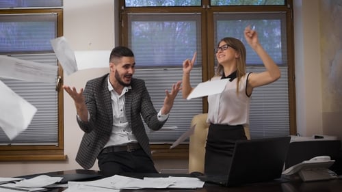 La jeune fille et le gars du bureau.