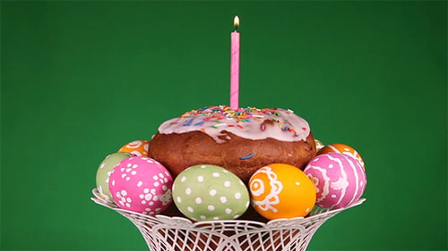 Osterkuchen auf grünem Hintergrund