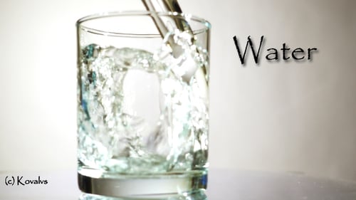 Verter agua en el vaso