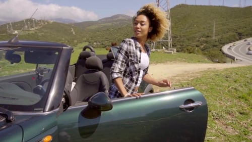 Joven atractiva saliendo de su coche