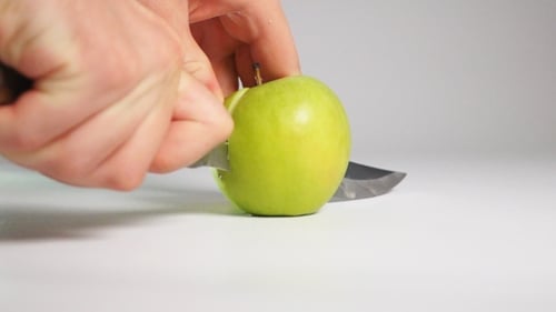 Apfel in zwei Hälften schneiden