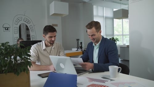 Beau jeune homme lors de la réunion avec le conseiller financier au bureau