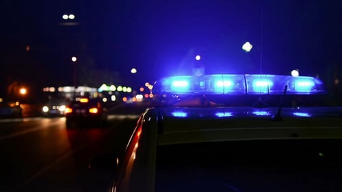 Die Polizei zündet Sirene in der Nachtstadt an. Notfall-Sirenen-Hintergrund