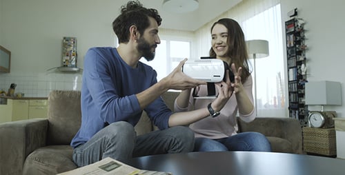 Paar probiert Virtual-Reality-Headset aus