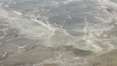 Wasser fließt über Kalziumtravertine in Pamukkale, Türkei.