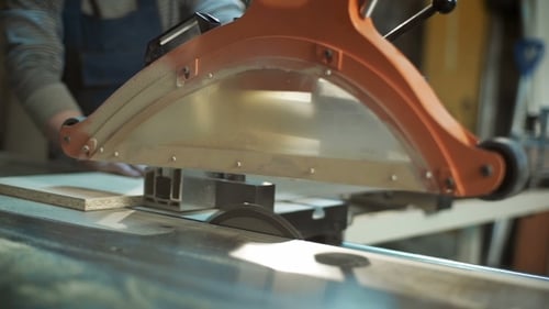 Holz schneiden mit Sägemaschine
