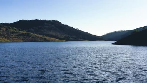 Drohnen-Luftbild Vorwärts über den See