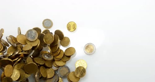 Euro-Münzen fallen vor weißem Hintergrund, Zeitlupe 4K