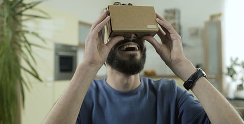 Mann benutzt VR-Headset aus Karton