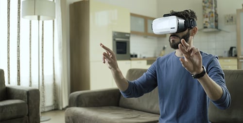 Mann arbeitet bei der Verwendung eines 3D-VR-Headsetgeräts