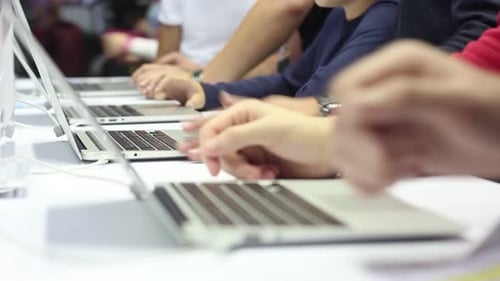 La gente está trabajando en un portátil moderno