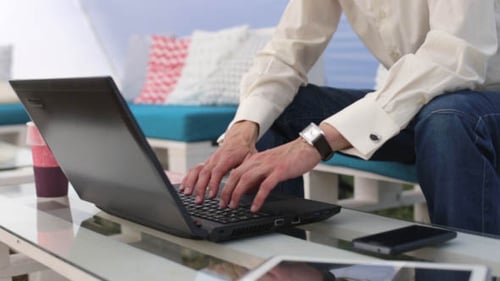 Jeune homme d'affaires travaille sur un ordinateur portable