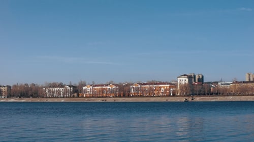 Provinzstadt am Ufer des Flusses. Häuser der alten Gebäude, Die Frühlingsstadt.