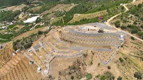 Los agricultores construyen un jardín de aguacates en las montañas vista aérea 4 K