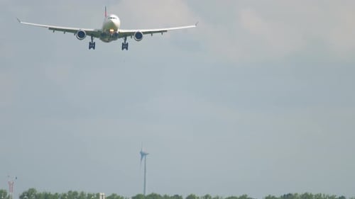 Airplane Approaches For Landing During the Day
