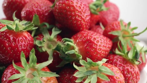 Rotation de fraises fraîches, mûres et juteuses.