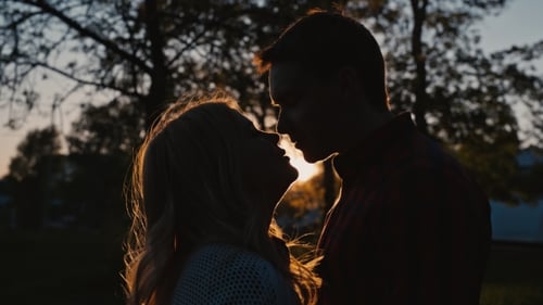 Premier baiser de jeune couple romantique