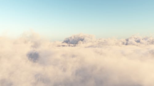 Vuela por encima de las nubes