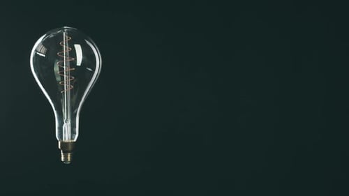 Hombre alegre y gran bombilla brillante