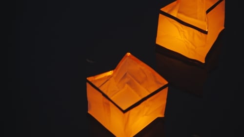 Lanterne en Papier Lumineuse Flottant Sur L'eau