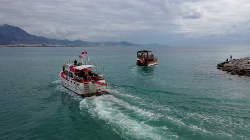 I Follow the Boat in the Open Sea