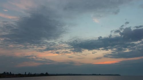 Schöner Sonnenaufgang der Sommersonne mit schönen Wolken am Himmel, über dem Fluss, Zeitraffer