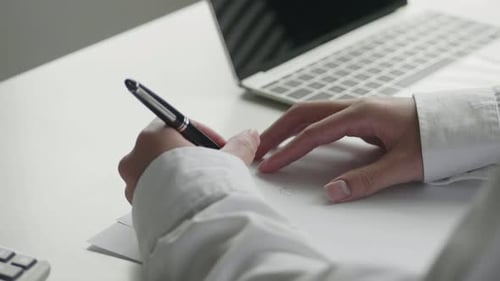 Attraktiver asiatischer Geschäftsmann unterschreiben Dokument Vorstellungsgespräch Praktikant für eine neue Karriere im Unternehmens-.